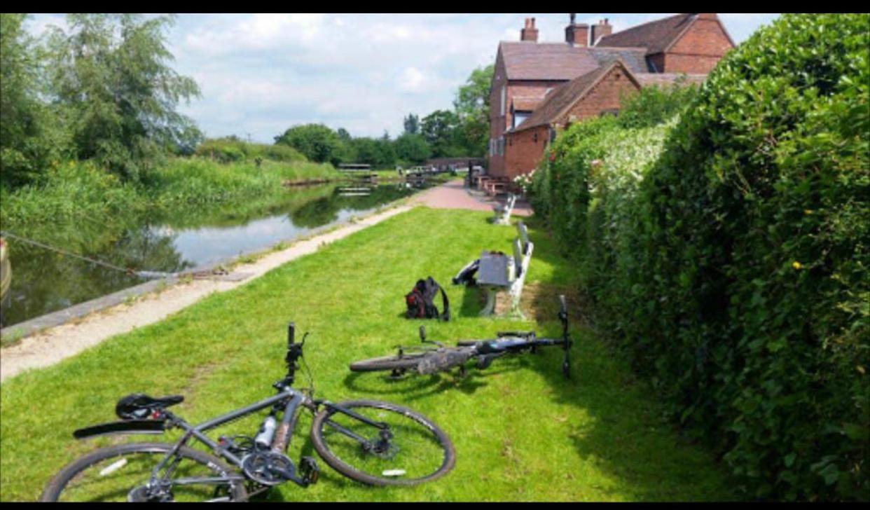 The Dog & Doublet Inn Kingsbury Esterno foto